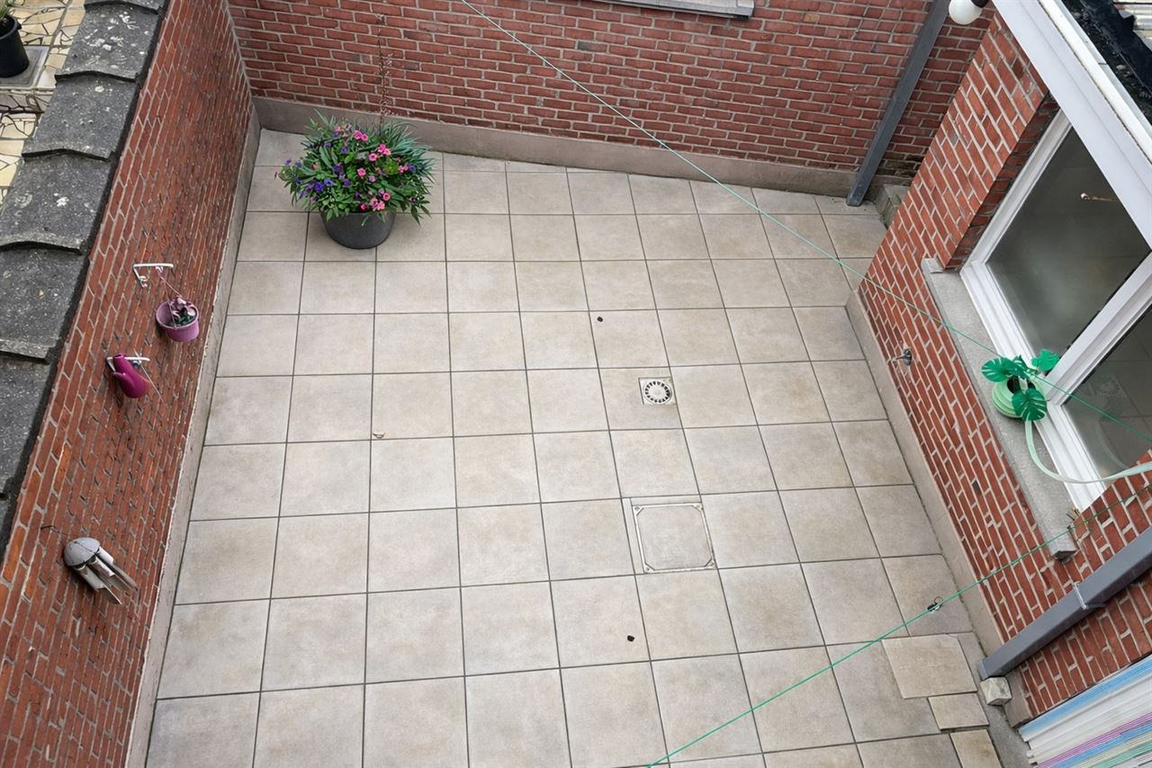 Halfopen gezinswoning met licht, structuur en potentieel