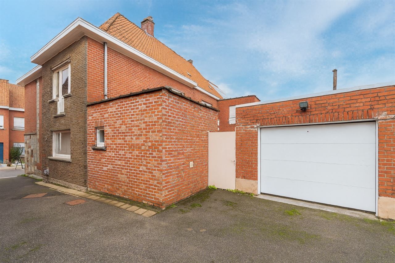 Halfopen gezinswoning met licht, structuur en potentieel