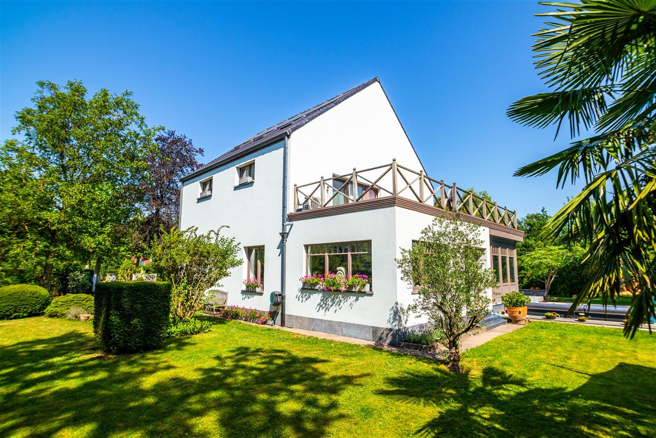 Ruime villa met zwembad en panoramische vergezichten