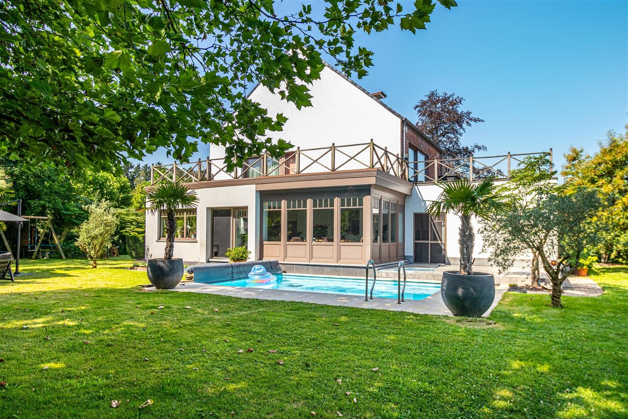 Ruime villa met zwembad en panoramische vergezichten
