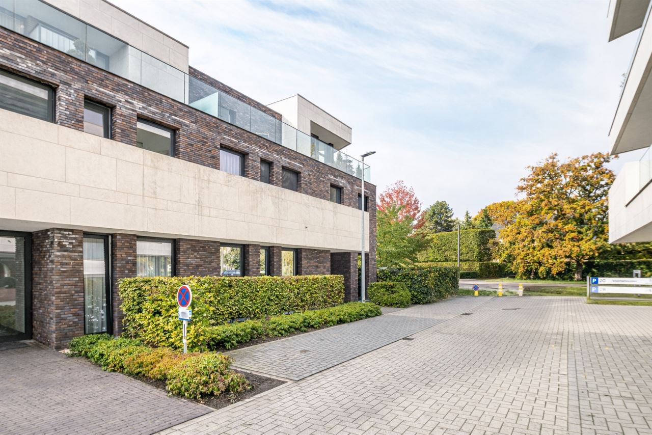 Lichtrijk gelijkvloers appartement met terras en tuinzicht