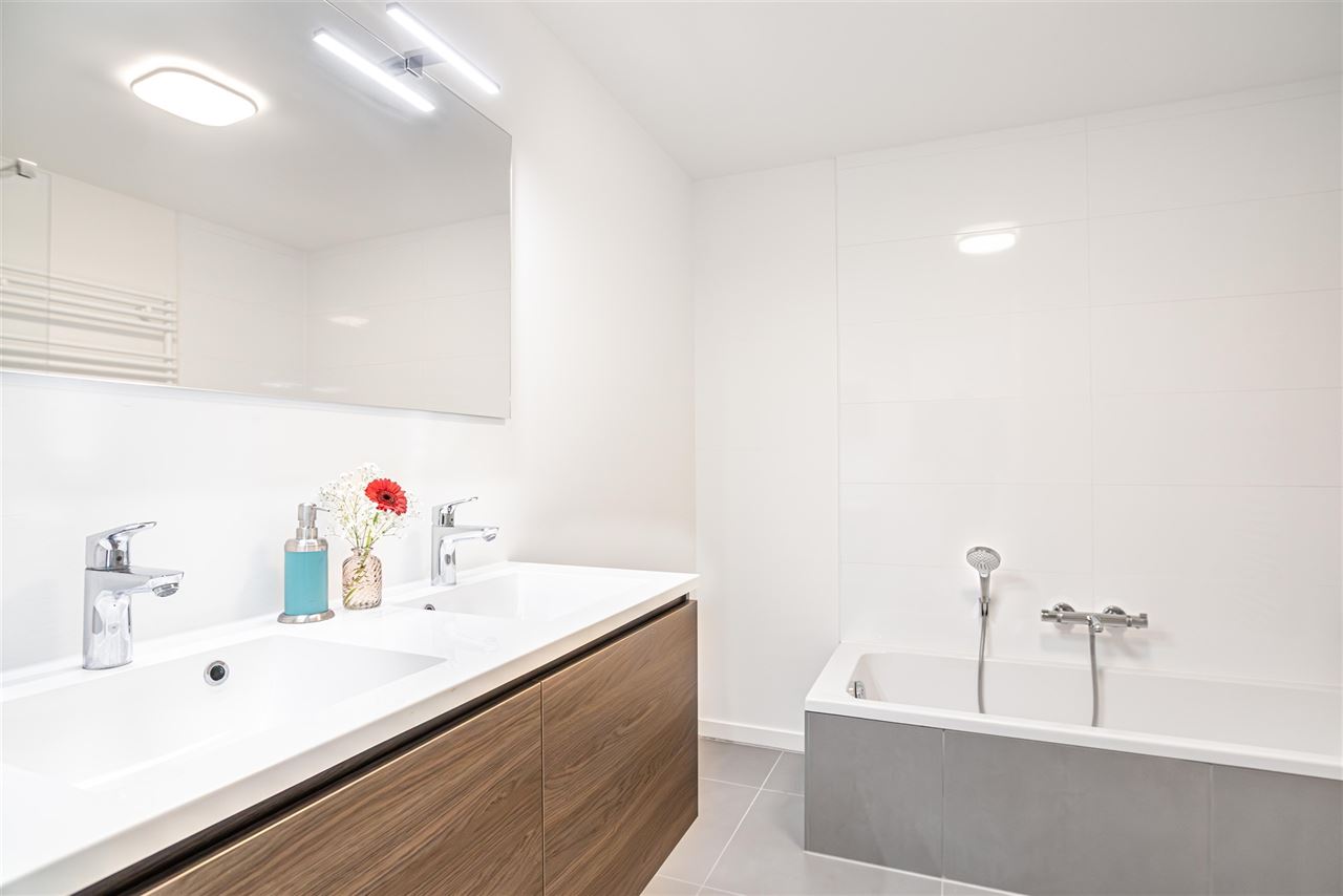 Lichtrijk gelijkvloers appartement met terras en tuinzicht