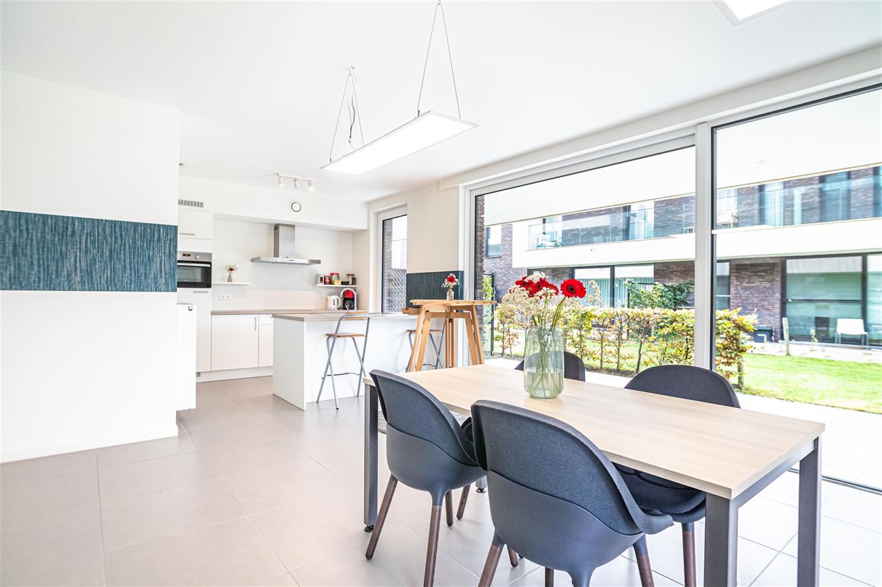Lichtrijk gelijkvloers appartement met terras en tuinzicht