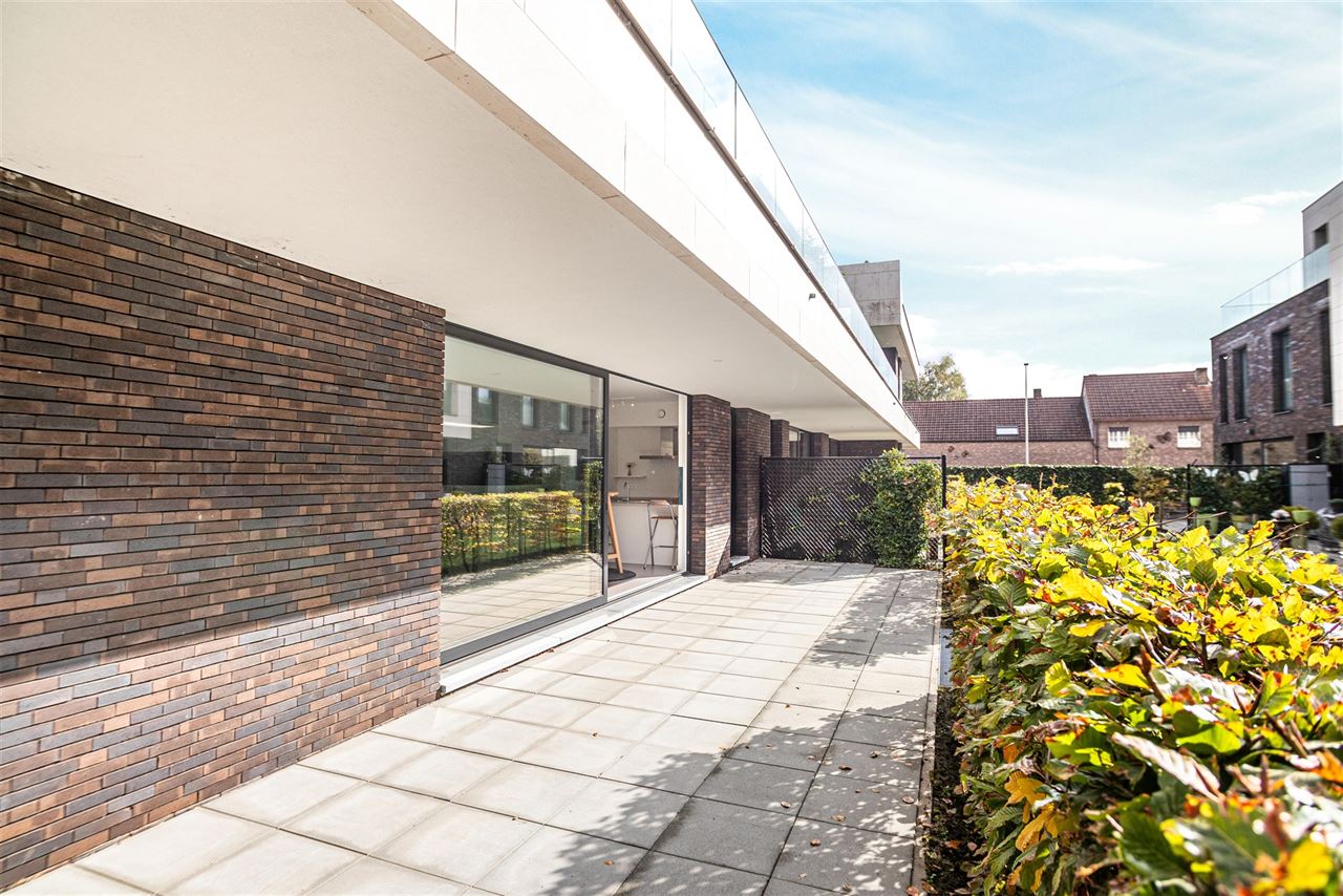 Lichtrijk gelijkvloers appartement met terras en tuinzicht
