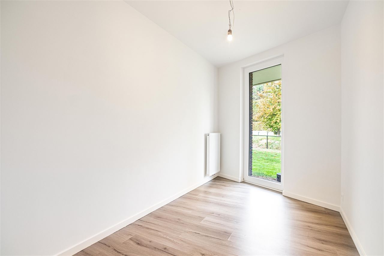 Lichtrijk gelijkvloers appartement met terras en tuinzicht