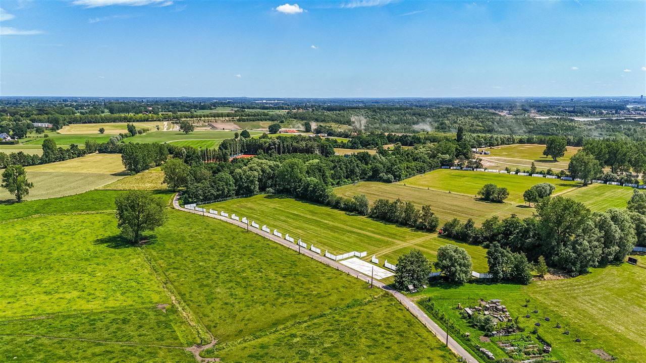 Statige woning met vrij uitzicht & vergund bijgebouw