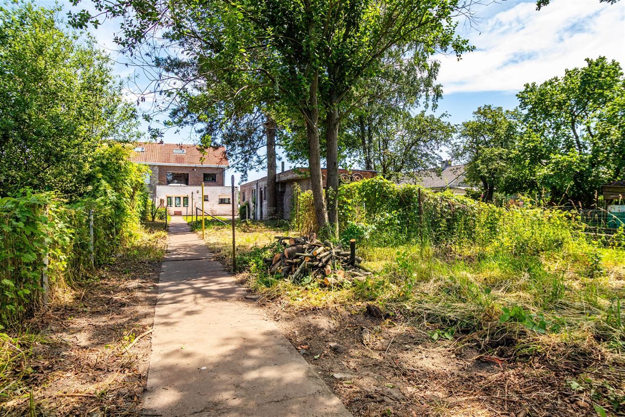 Statige woning met vrij uitzicht & vergund bijgebouw