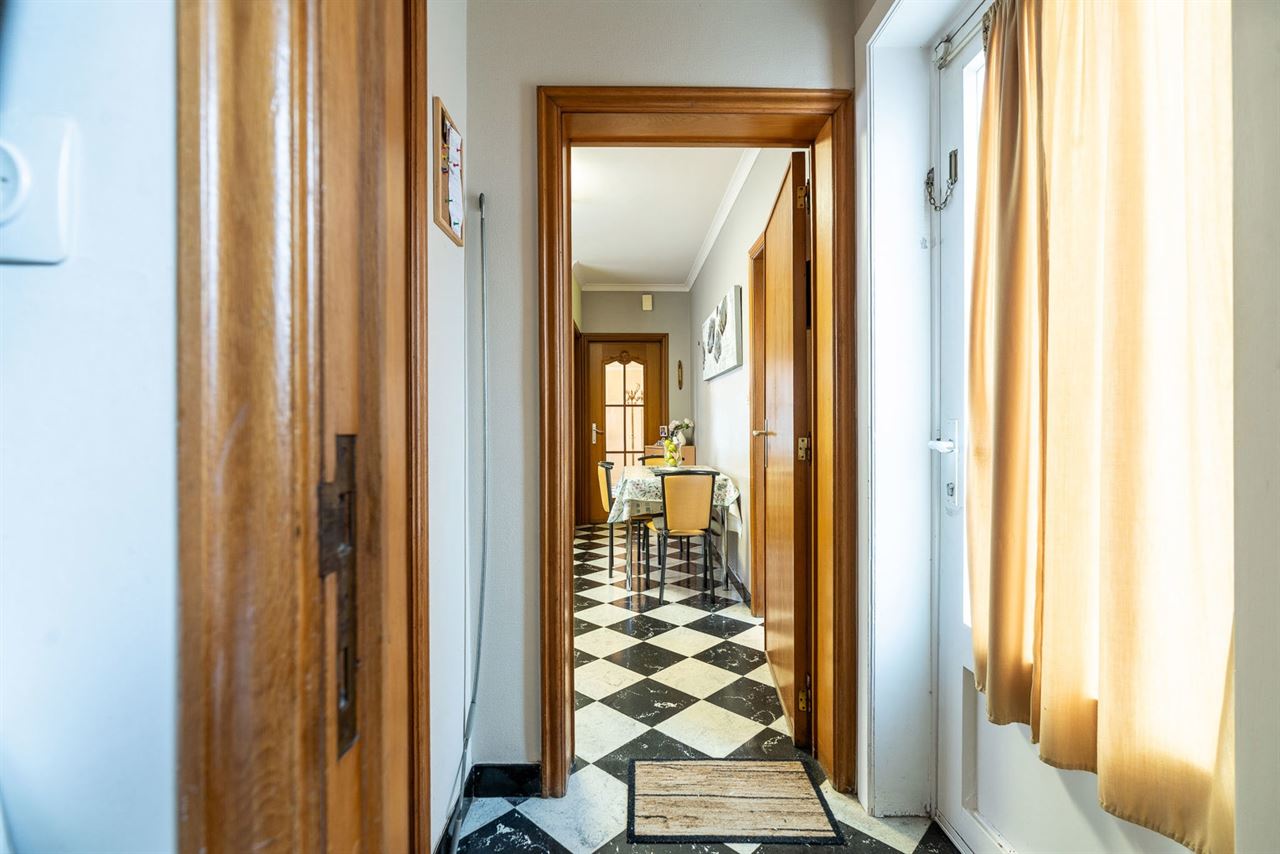 Halfopen gezinswoning met licht, structuur en potentieel
