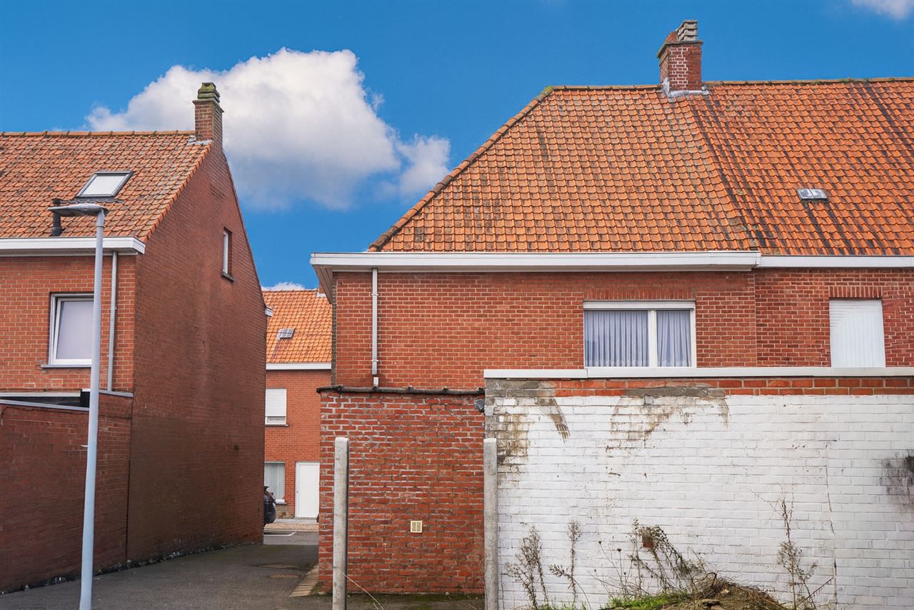 Halfopen gezinswoning met licht, structuur en potentieel
