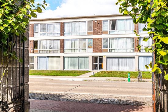 Ruim 2-slaapkamer appartement met garage en potentieel