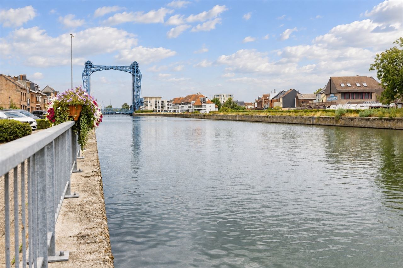 Rustig wonen aan het water met een zonnige, biodiverse tuin