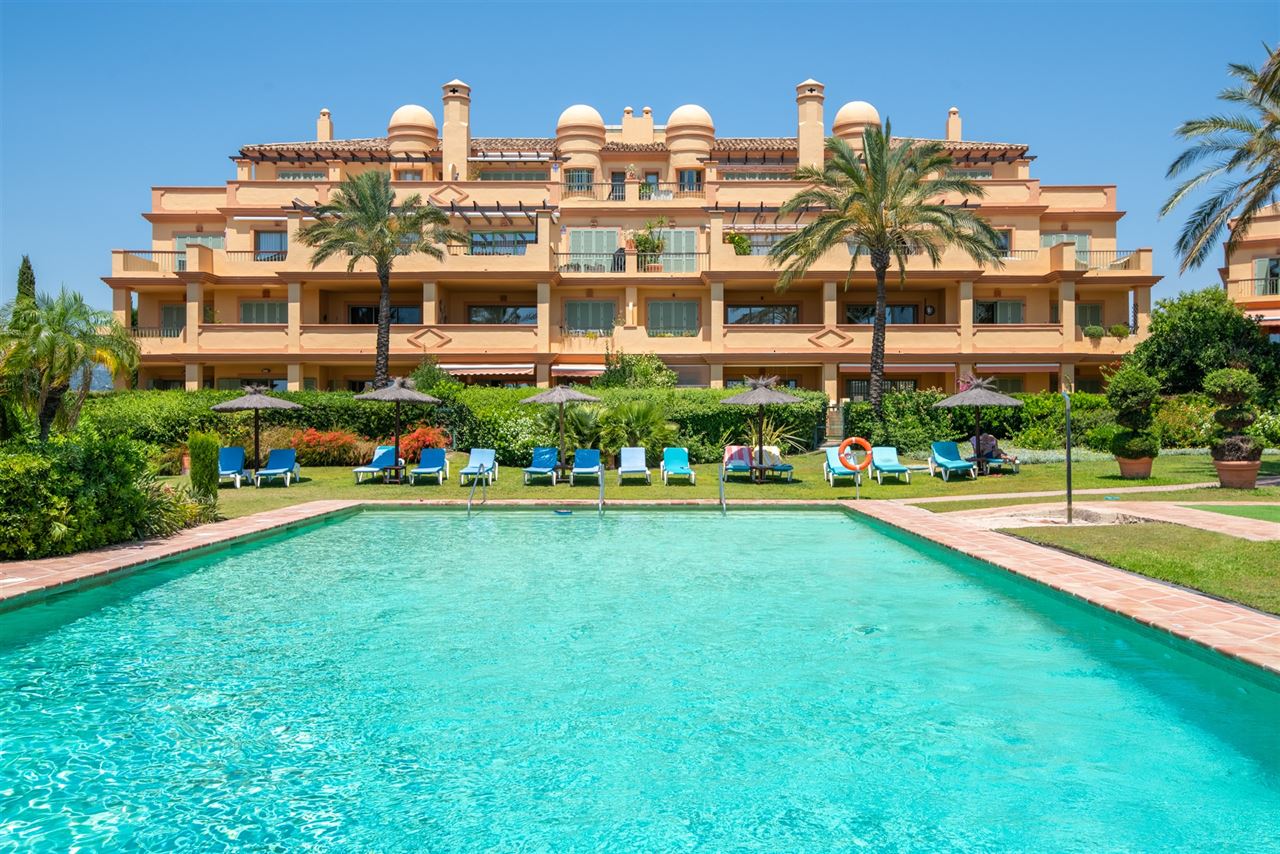 Gerenoveerd appartement in Benahavis met 3 zeezicht