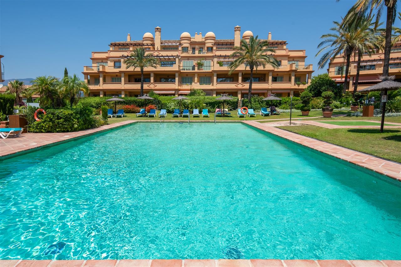 Gerenoveerd appartement in Benahavis met 3 zeezicht