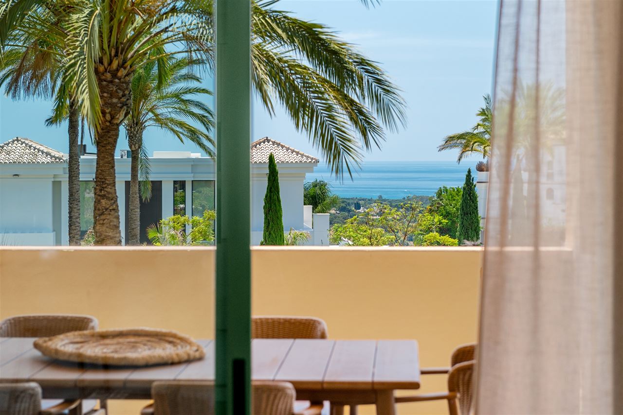Gerenoveerd appartement in Benahavis met 3 zeezicht