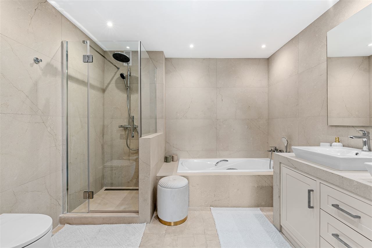 Gerenoveerd appartement in Benahavis met 3 zeezicht