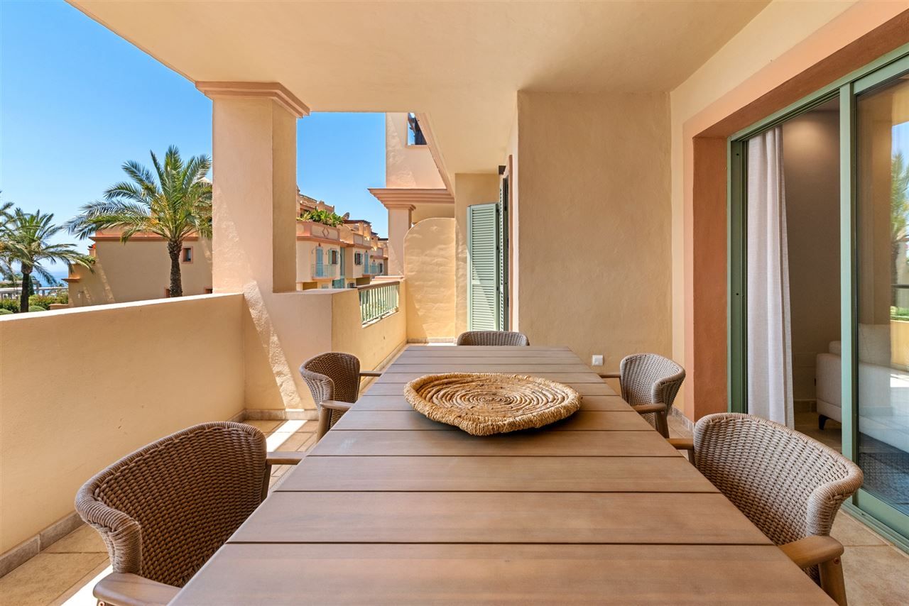 Gerenoveerd appartement in Benahavis met 3 zeezicht