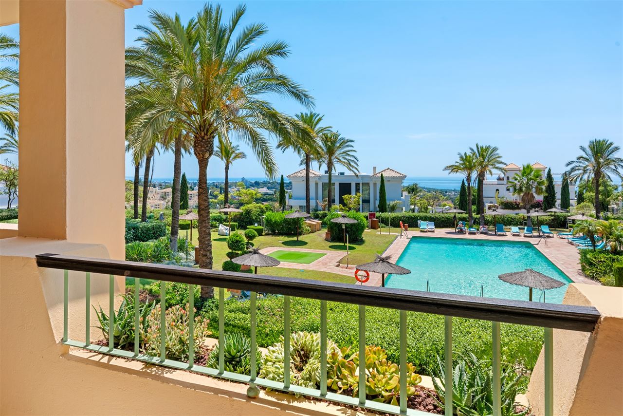 Gerenoveerd appartement in Benahavis met 3 zeezicht
