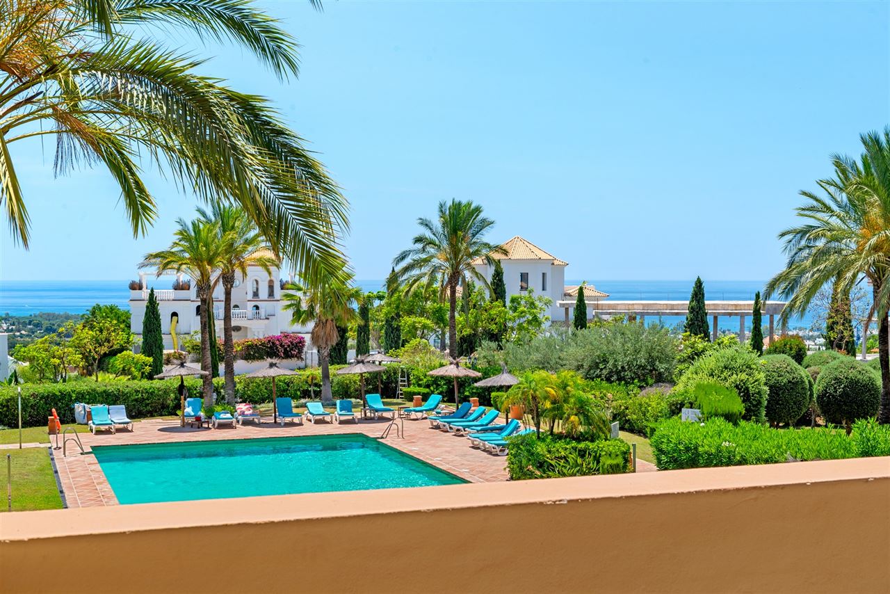 Gerenoveerd appartement in Benahavis met 3 zeezicht