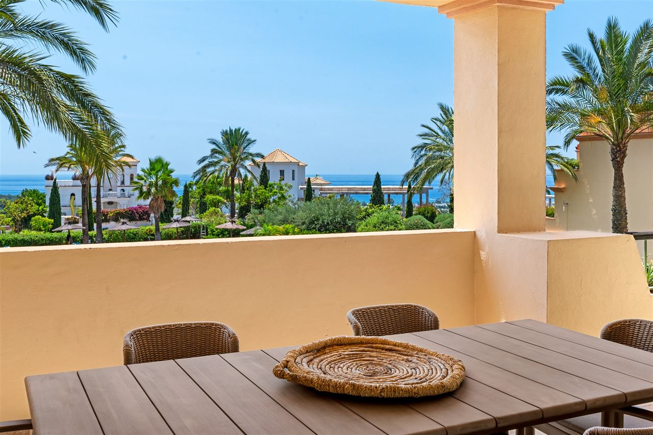 Gerenoveerd appartement in Benahavis met 3 zeezicht
