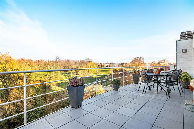 Lichtrijke penthouse met uitzonderlijk uitzicht en 2 garages