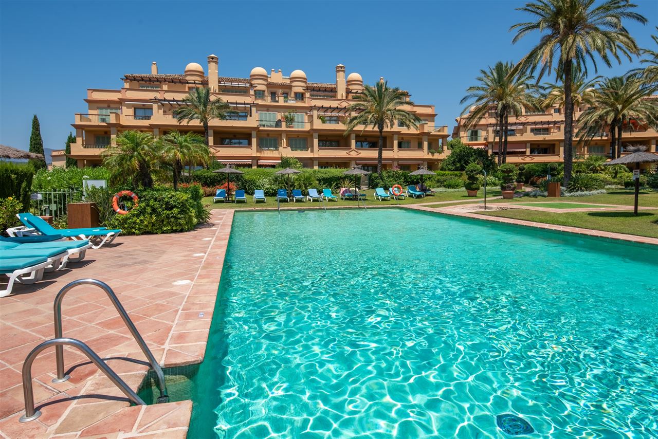 Gerenoveerd appartement in Benahavis met 3 zeezicht