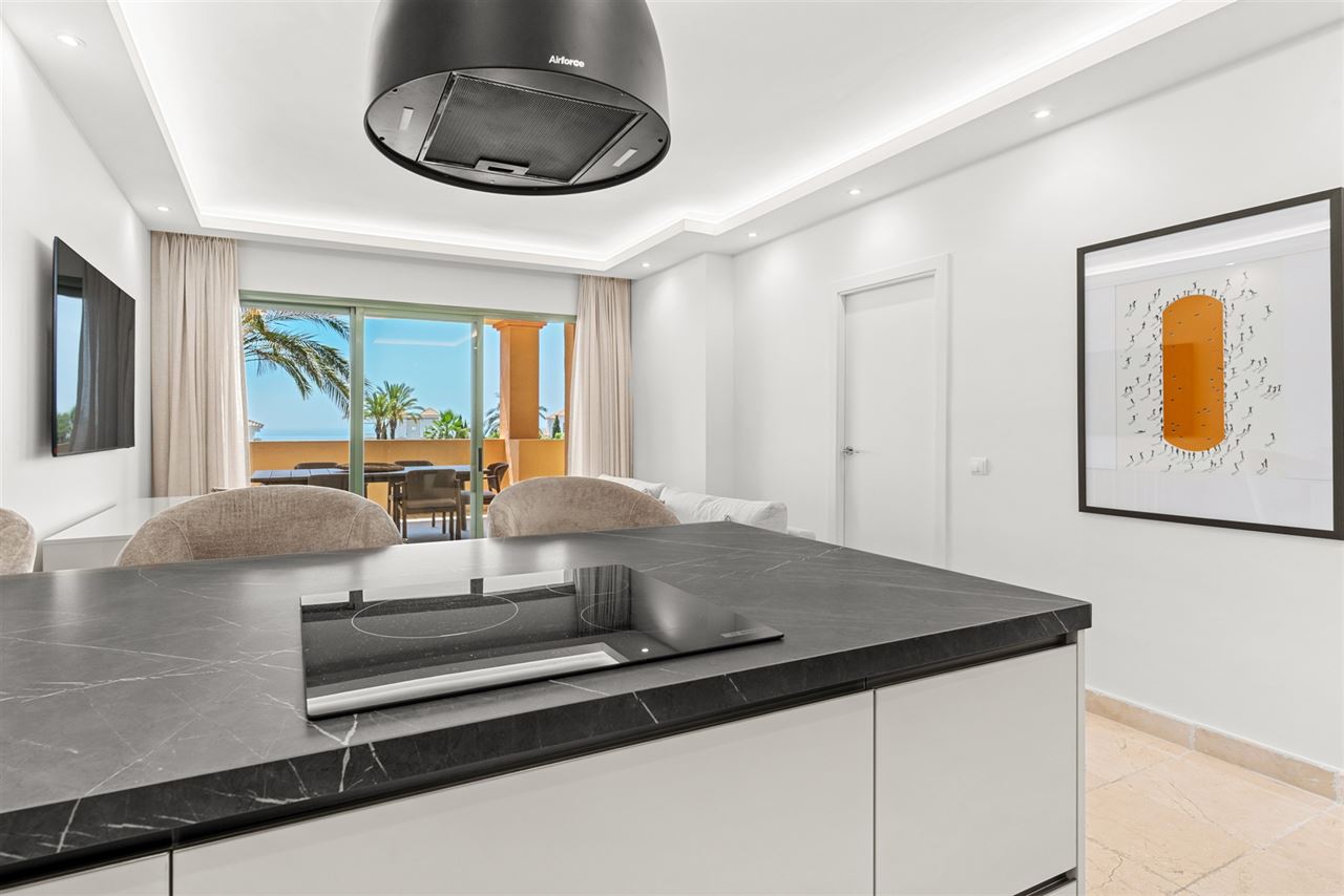 Gerenoveerd appartement in Benahavis met 3 zeezicht