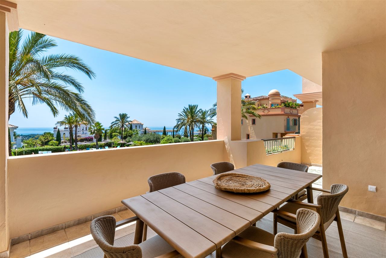 Gerenoveerd appartement in Benahavis met 3 zeezicht