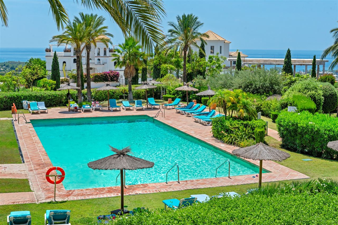 Gerenoveerd appartement in Benahavis met 3 zeezicht