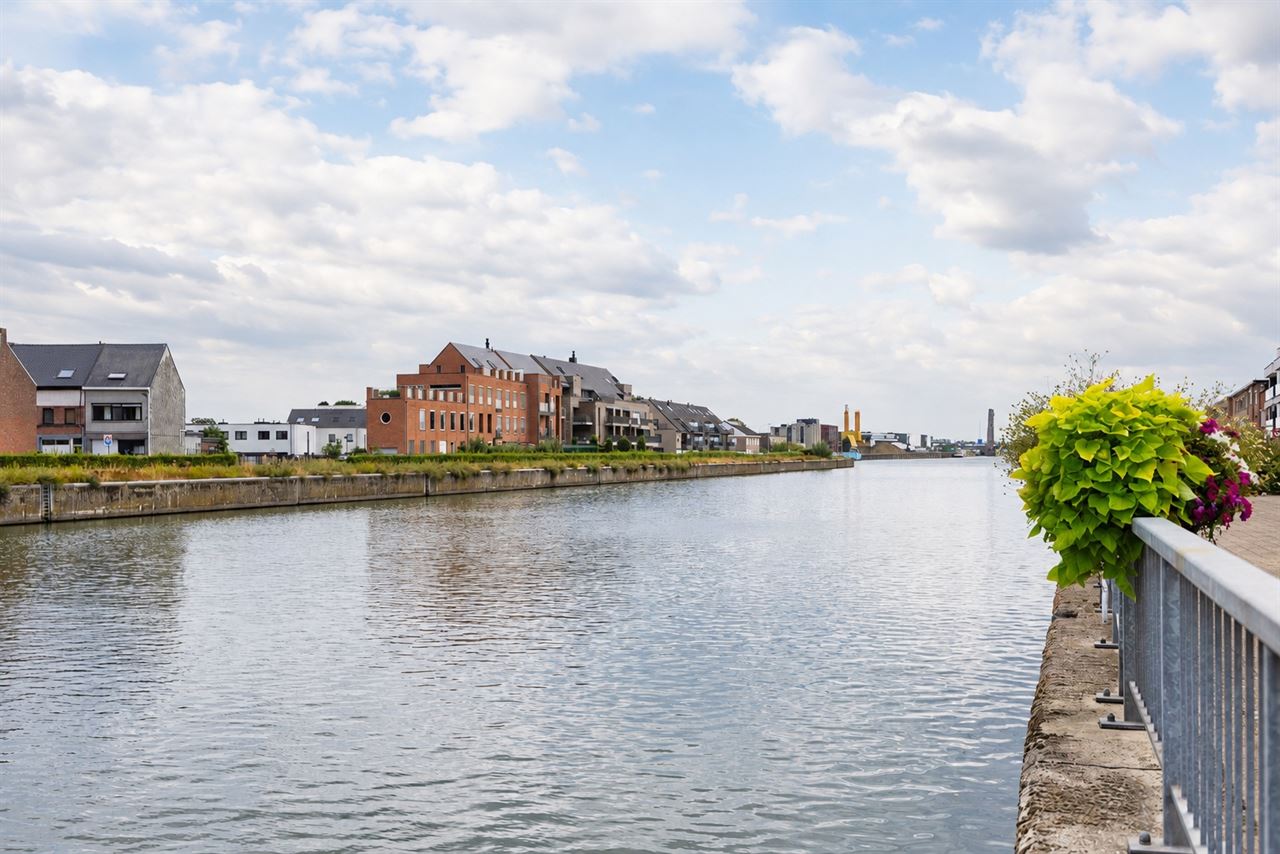Rustig wonen aan het water met een zonnige, biodiverse tuin