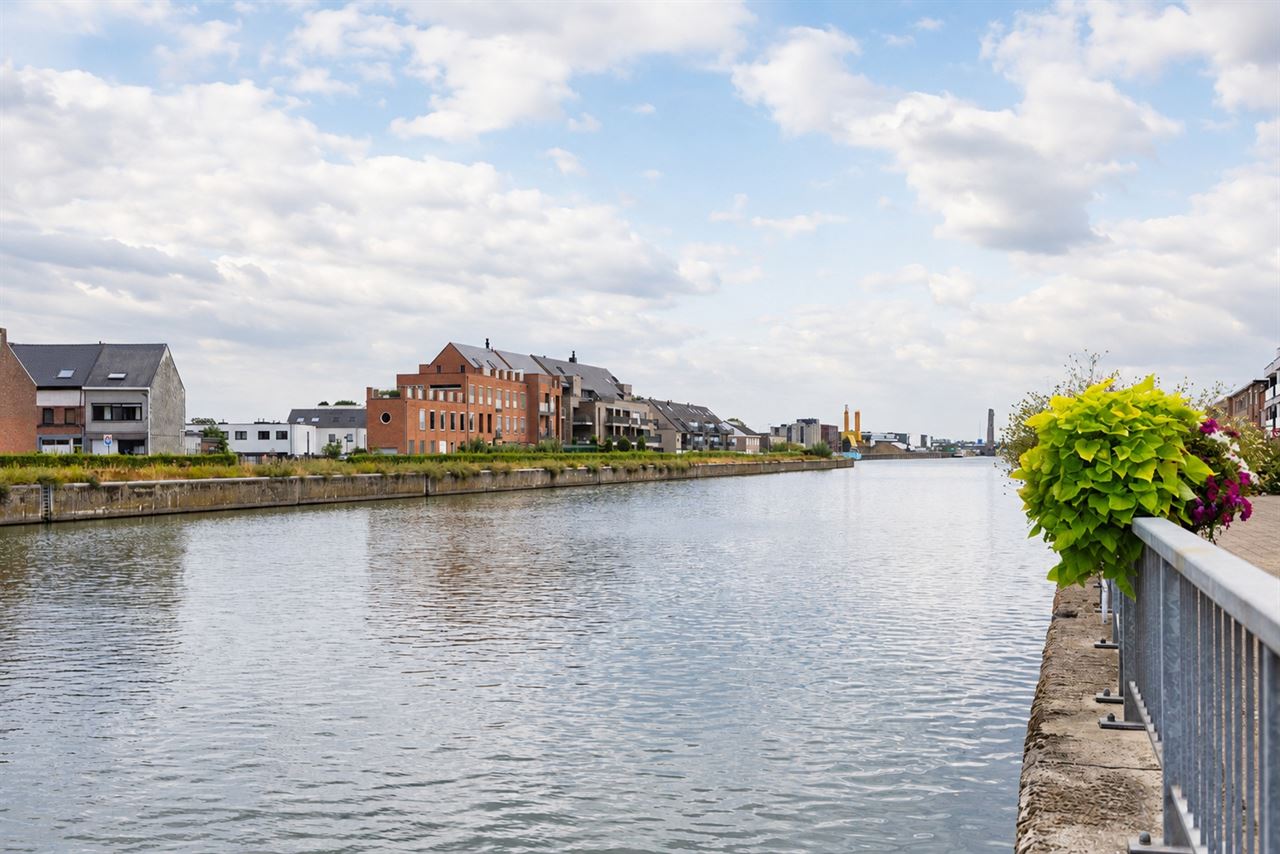 Rustig wonen aan het water met een zonnige, biodiverse tuin