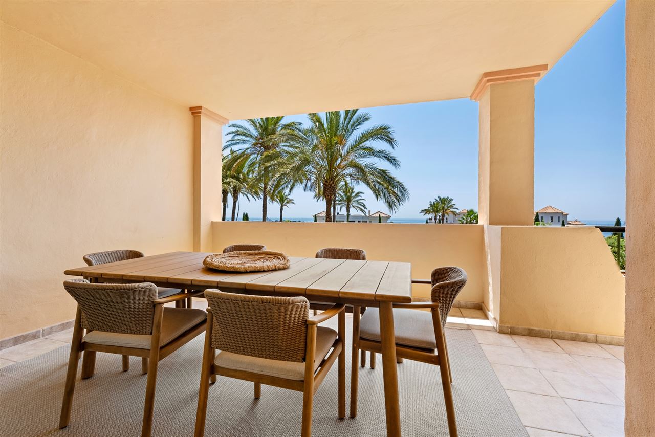 Gerenoveerd appartement in Benahavis met 3 zeezicht