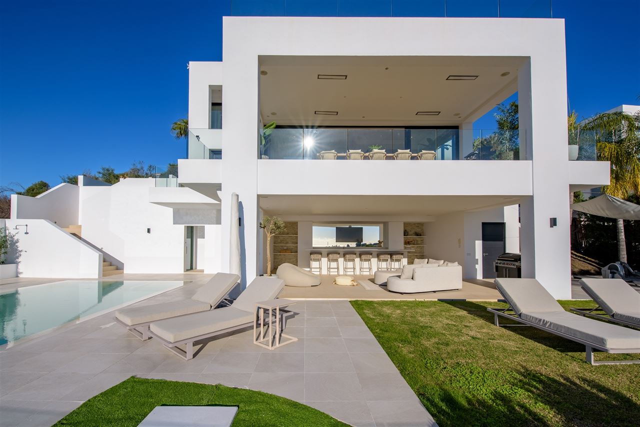 Villa met zee- en golfzicht