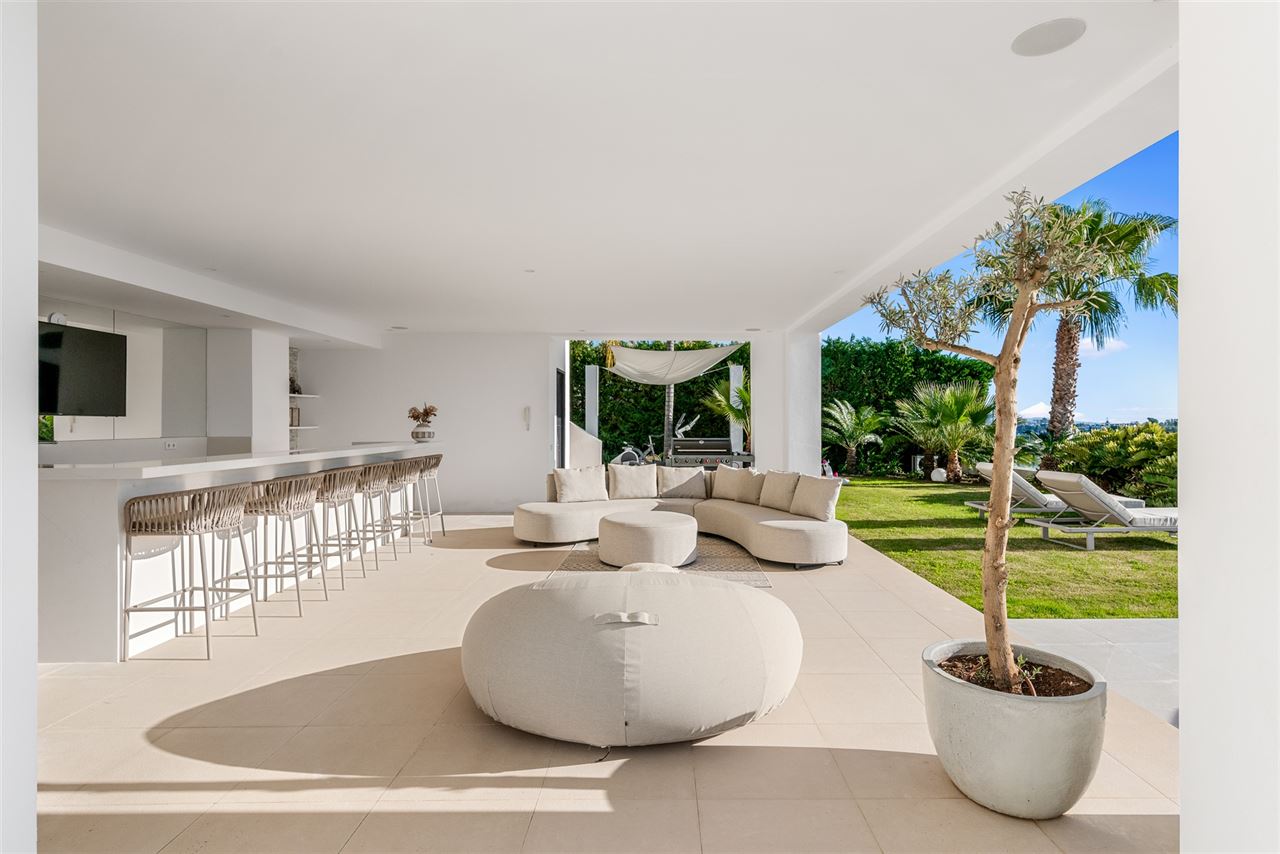 Villa met zee- en golfzicht