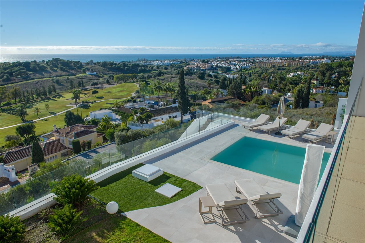Villa met zee- en golfzicht