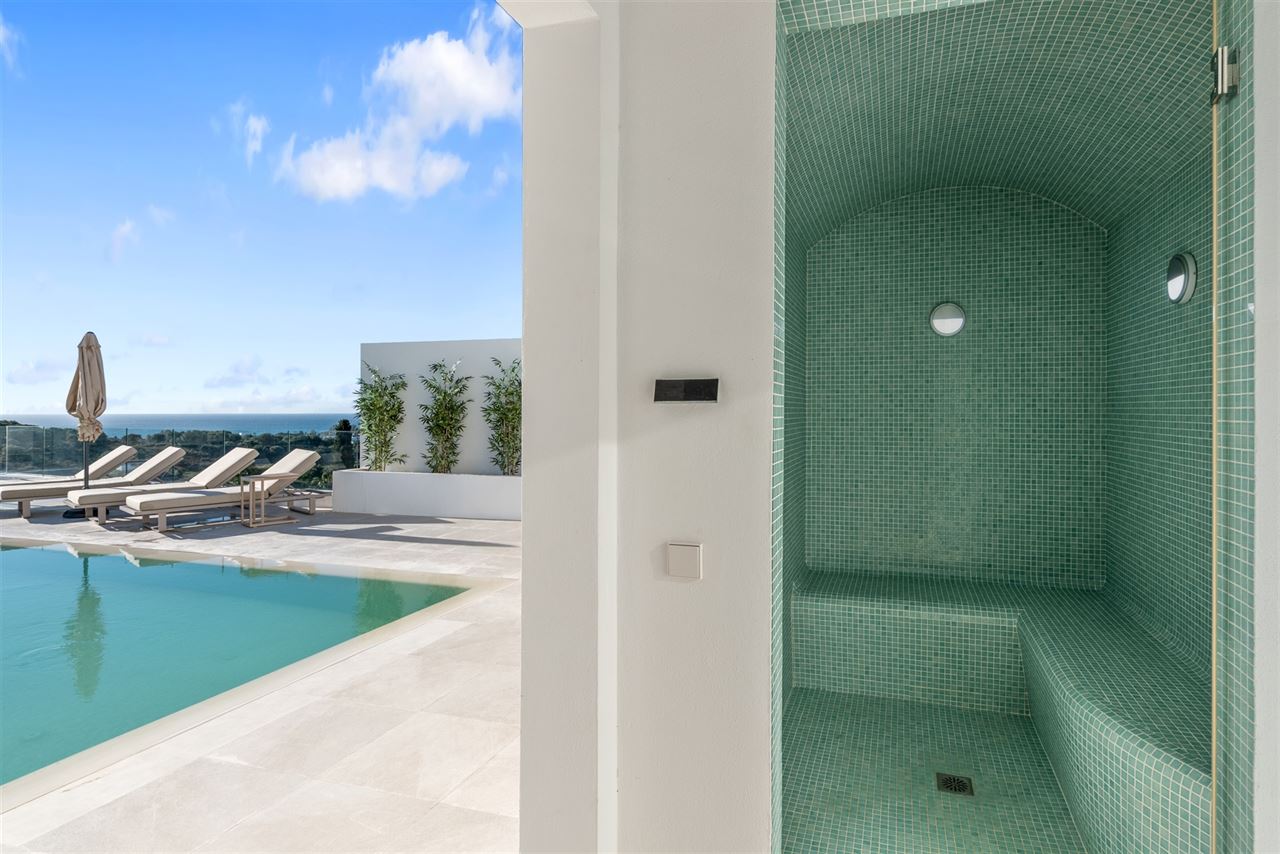 Villa met zee- en golfzicht