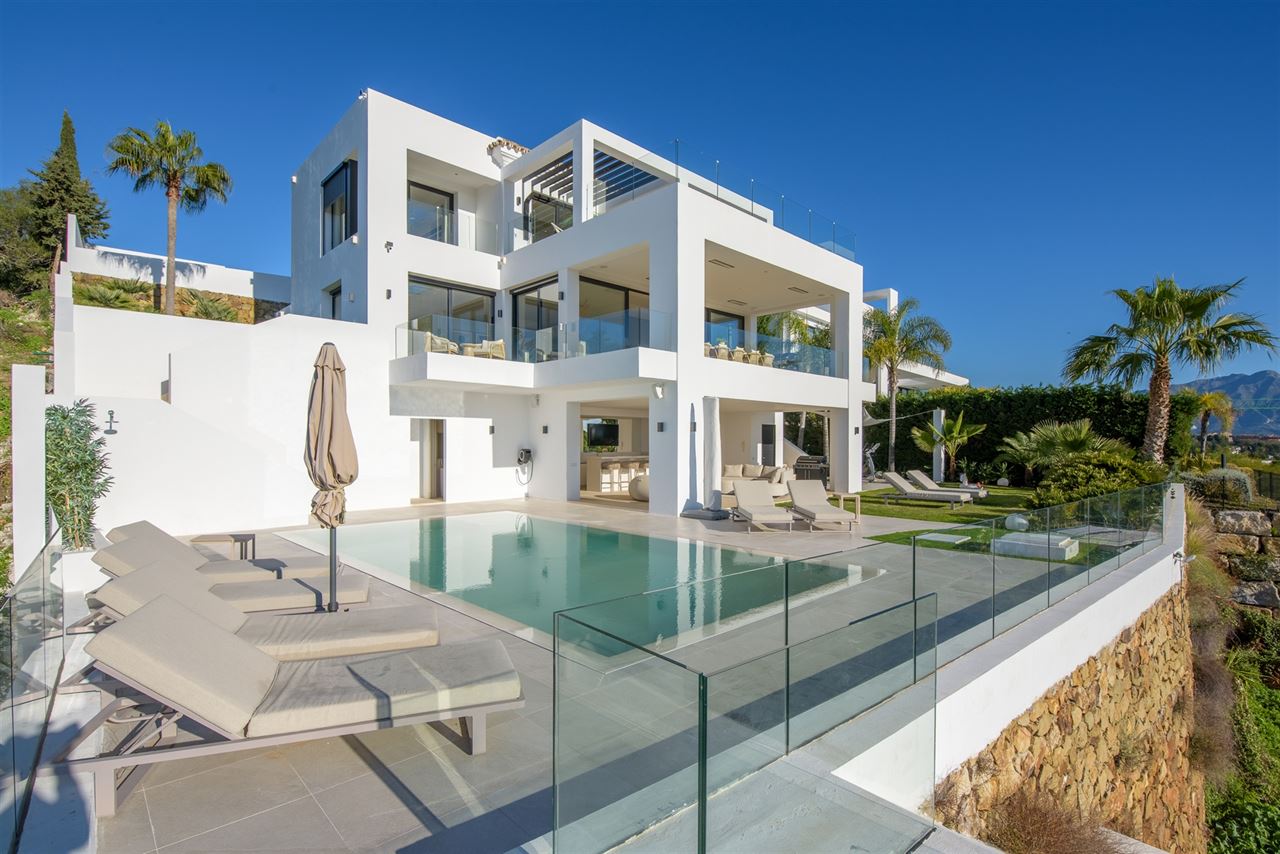Villa met zee- en golfzicht
