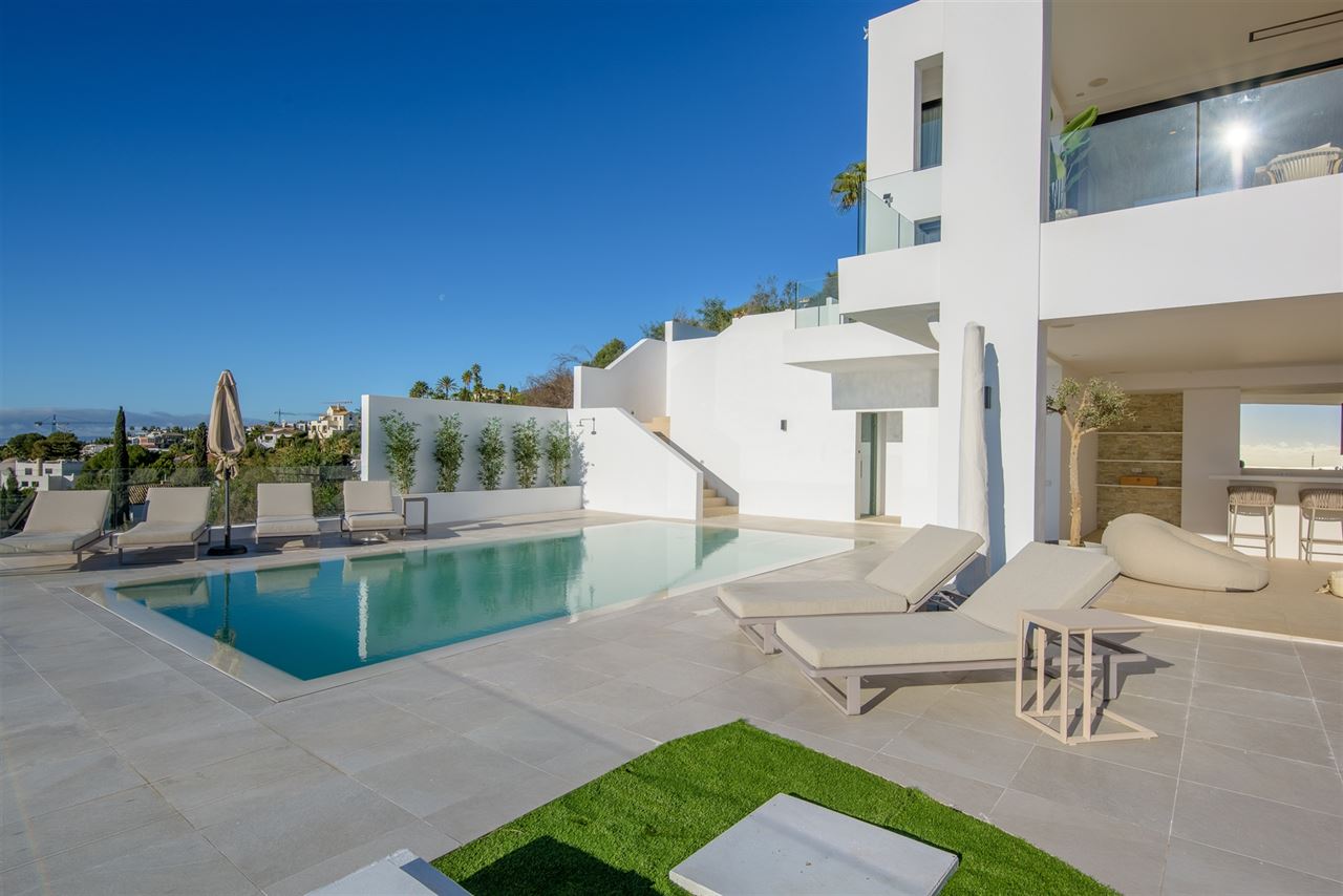 Villa met zee- en golfzicht