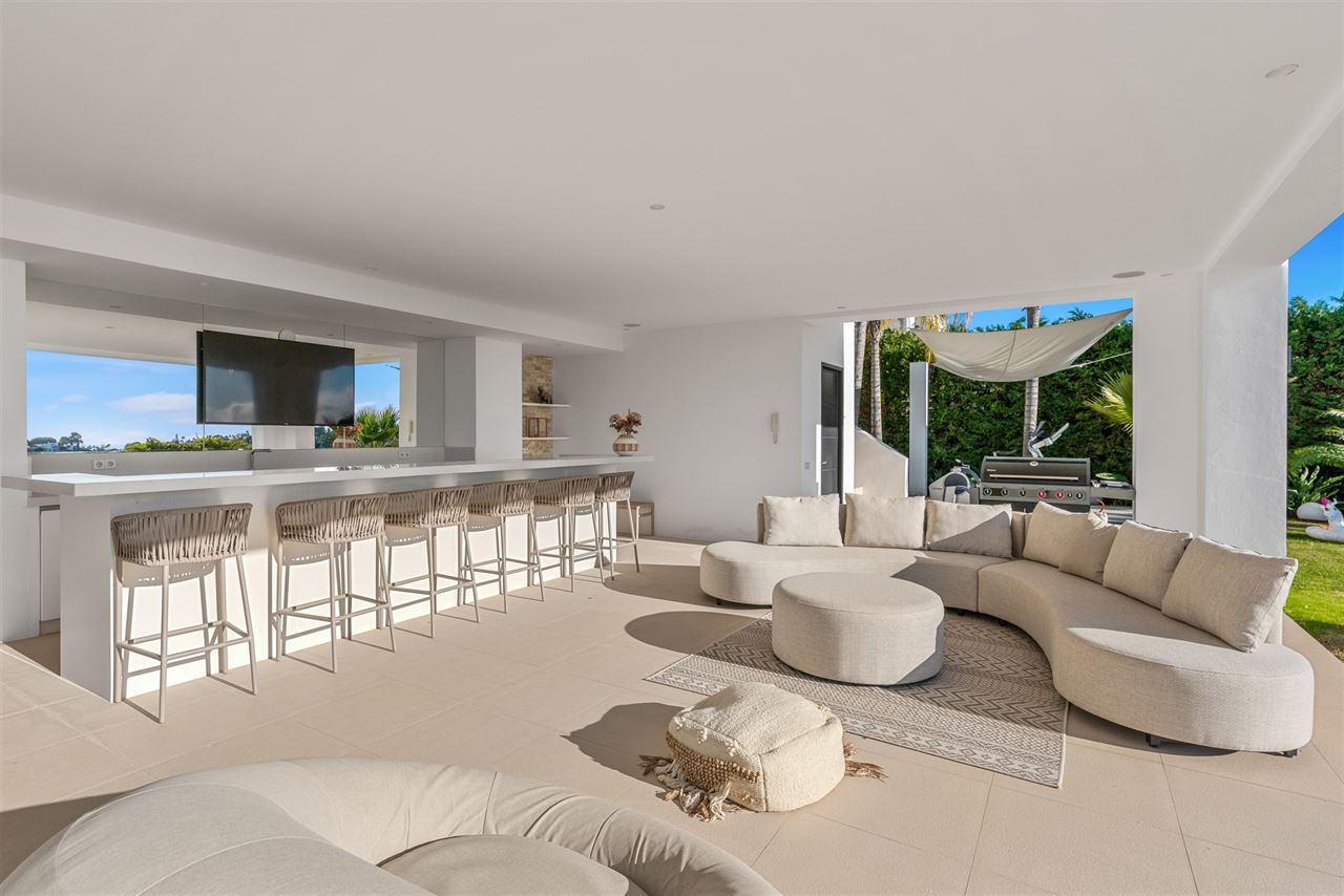 Villa met zee- en golfzicht