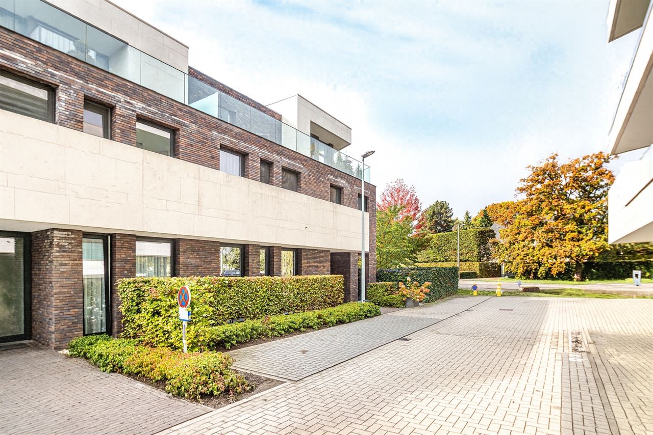 Lichtrijk gelijkvloers appartement met terras en tuinzicht