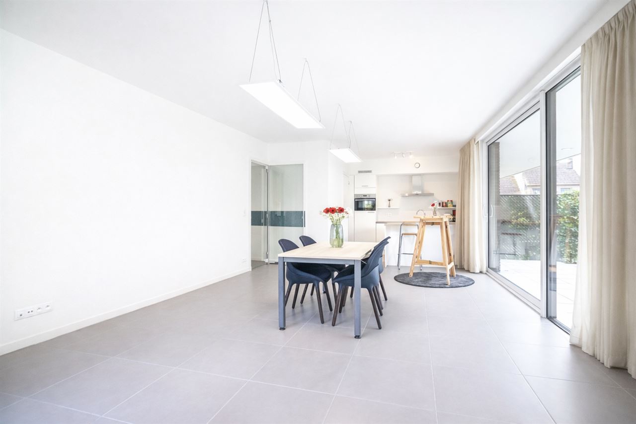 Lichtrijk gelijkvloers appartement met terras en tuinzicht