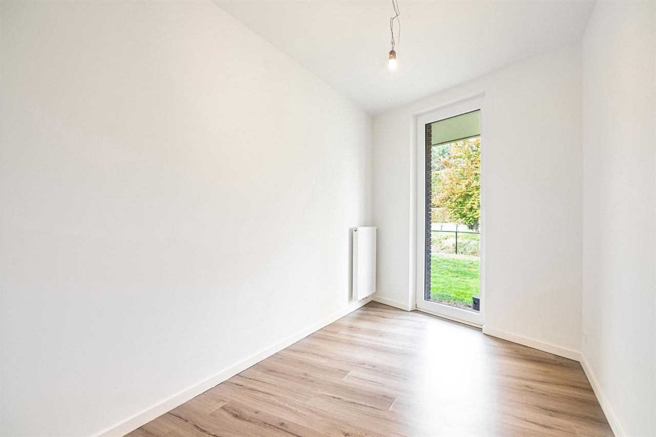 Lichtrijk gelijkvloers appartement met terras en tuinzicht