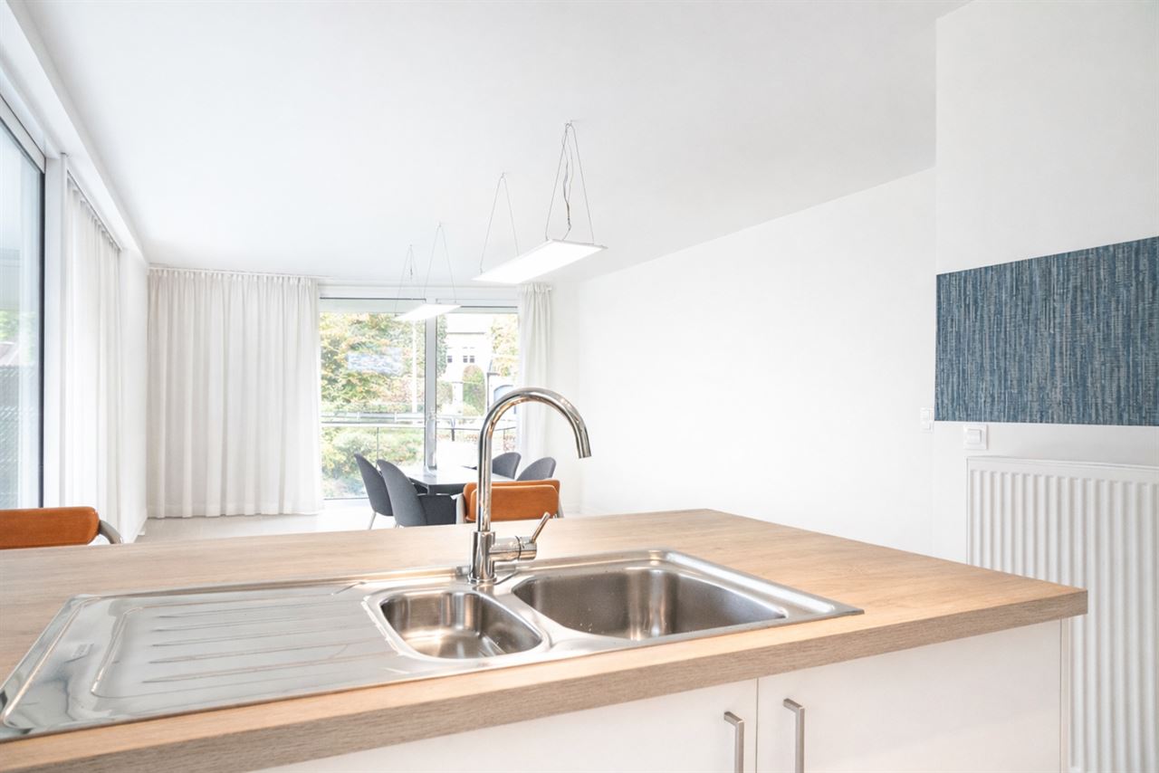 Lichtrijk gelijkvloers appartement met terras en tuinzicht