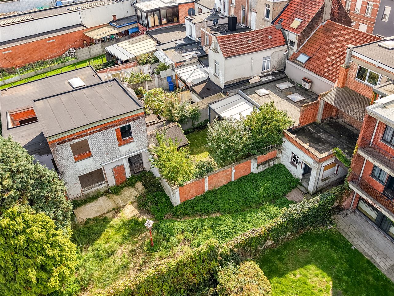 Te renoveren appartementsgebouw + woning in ruwbouwstaat