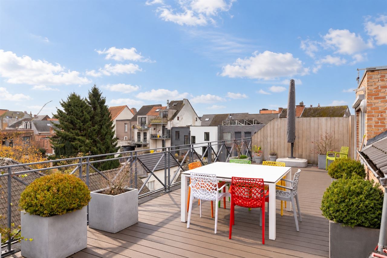 Ruim dakappartement met 50 m² zuidgericht terras + zolder