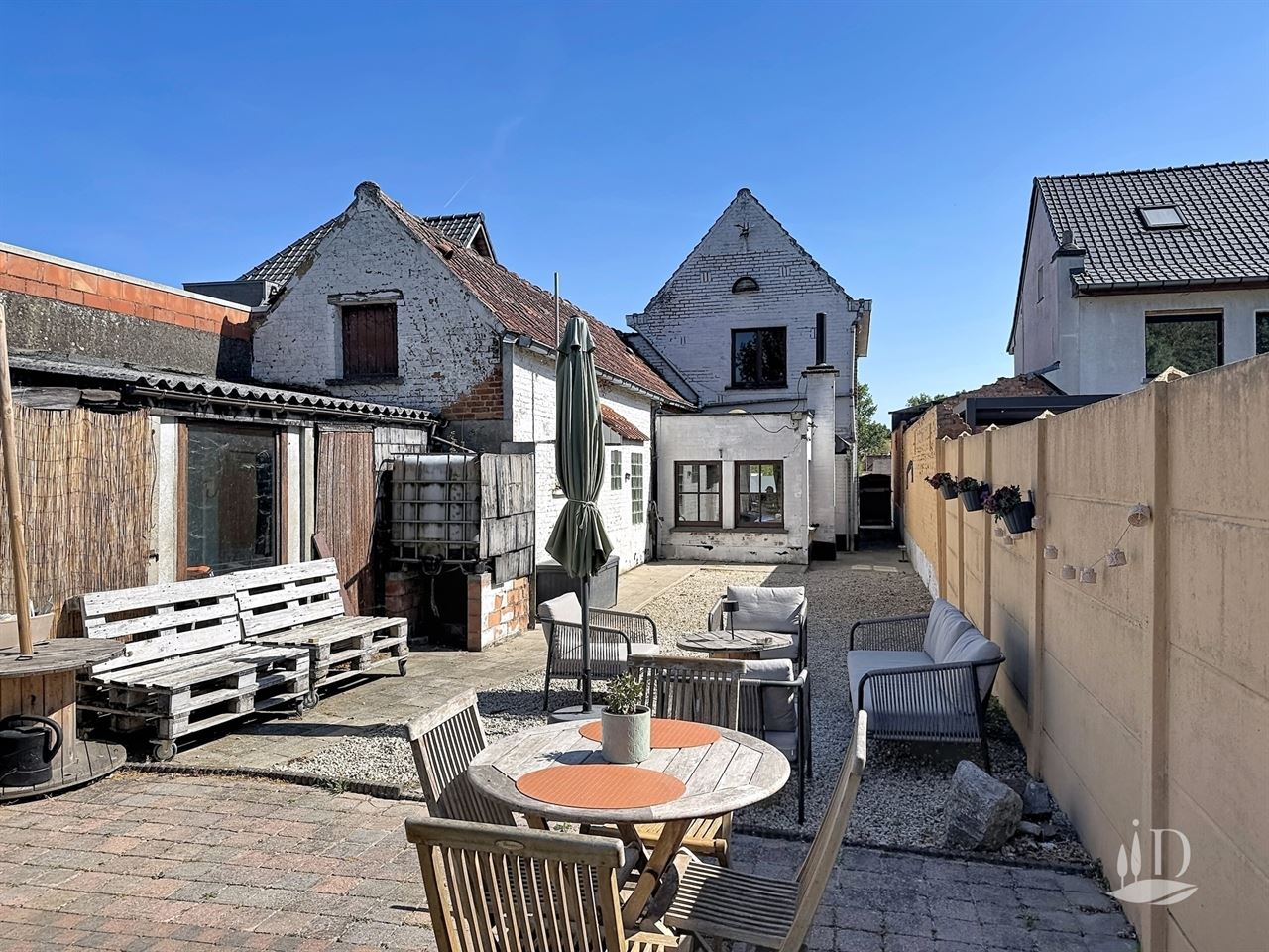 Maison offrant une vue imprenable et un grand jardin