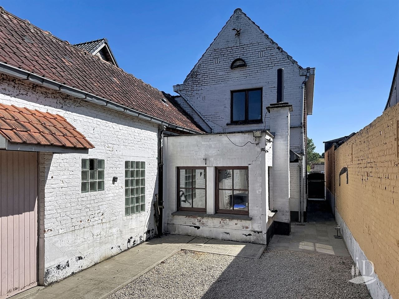 Maison offrant une vue imprenable et un grand jardin