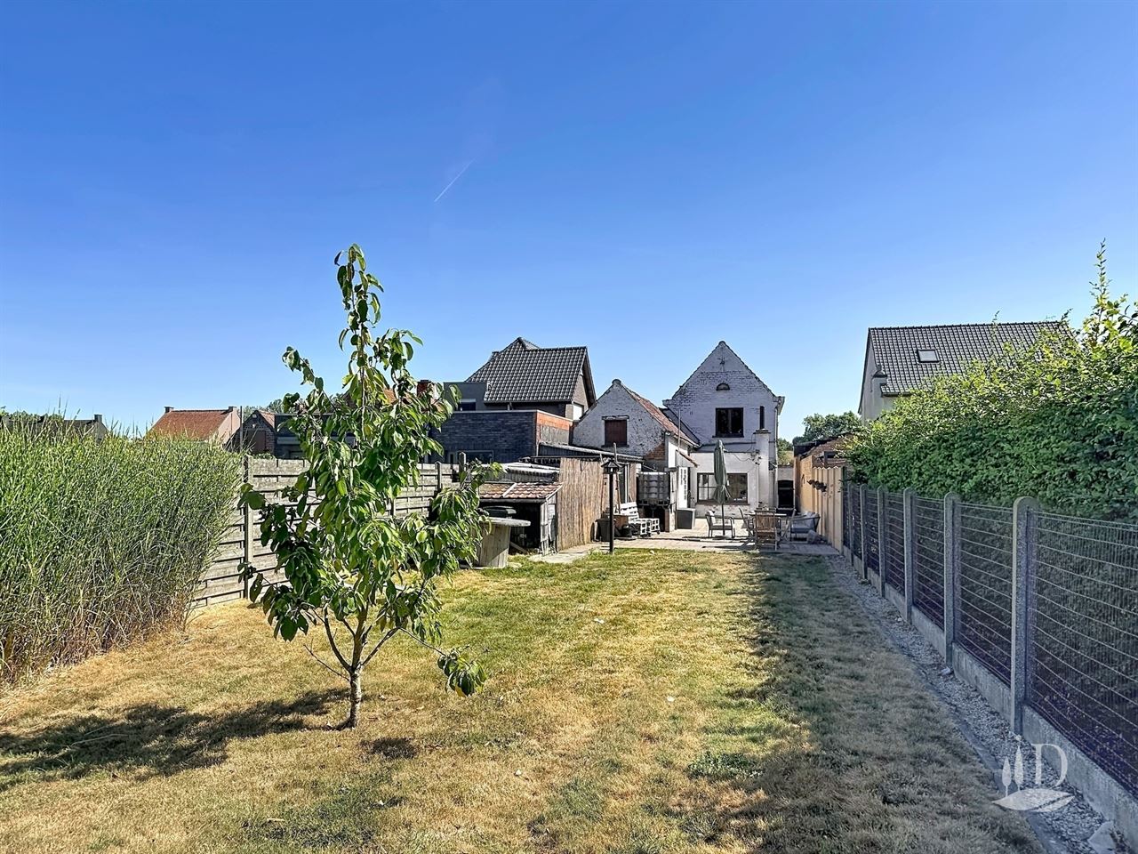 Maison offrant une vue imprenable et un grand jardin