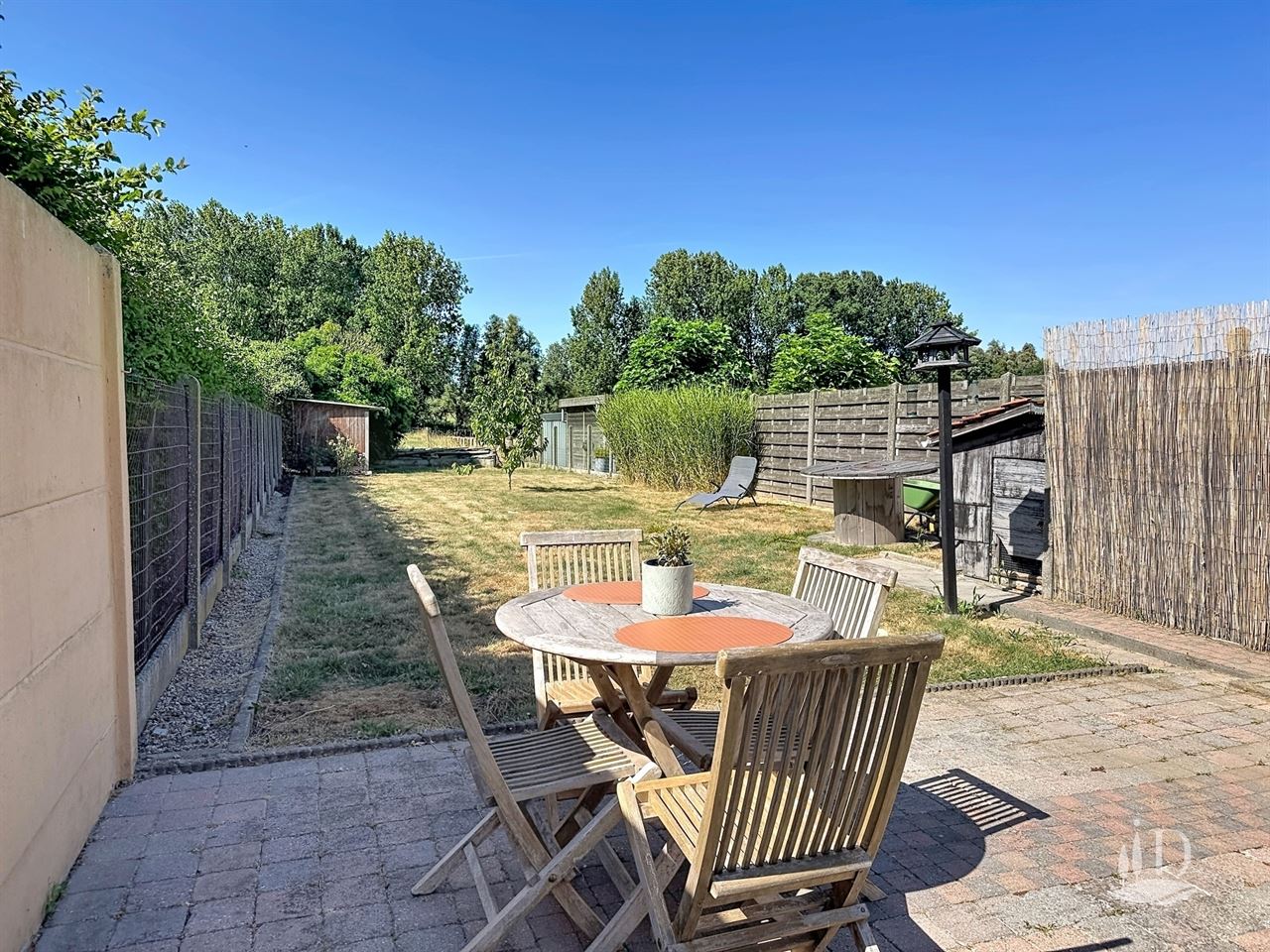 Maison offrant une vue imprenable et un grand jardin
