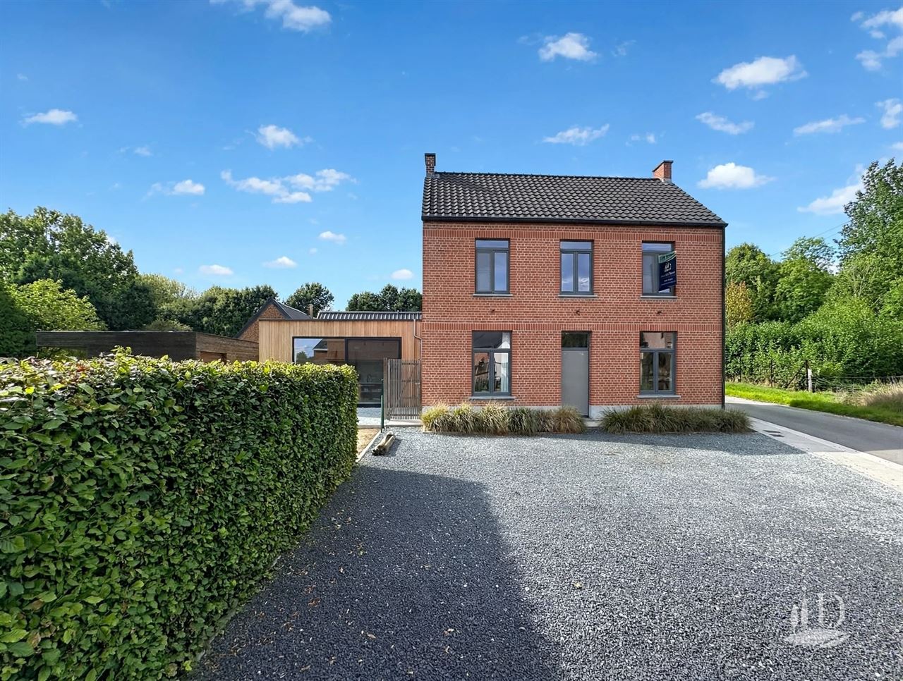 Prachtig gerenoveerde pastorijwoning met zuidgerichte tuin