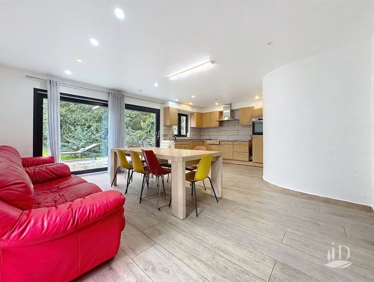 Gerenoveerde woning met 4 slks en ruime tuin